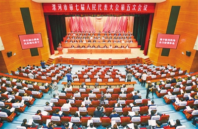 高舉習(xí)近平新時(shí)代中國特色社會(huì)主義思想偉大旗幟 合力譜寫新時(shí)代漯河奮勇爭(zhēng)先出彩添彩的絢麗篇章