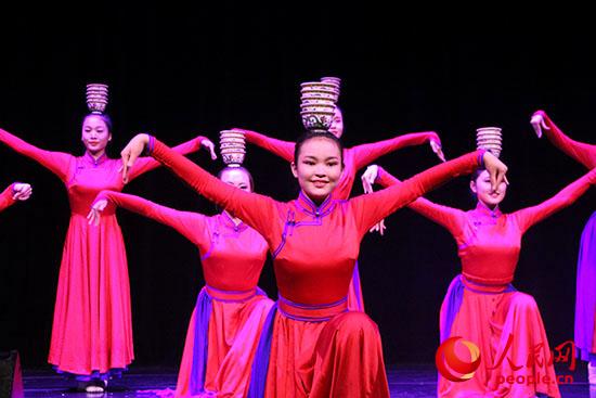 內(nèi)蒙古藝術(shù)學(xué)院舞蹈演員表演的群舞《祝?！防_了“草原之聲”演出的帷幕。