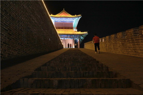 為了保護文物，消減火災隱患，正定縣的旅游點，參觀者必須接受禁帶火種檢查。-河寧 攝.jpg